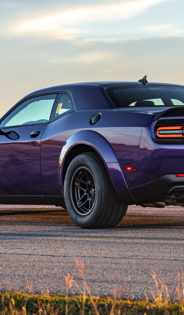 Вид сзади на автомобиль Dodge Hennessey Demon 1700 Twin-Turbo 2024 года