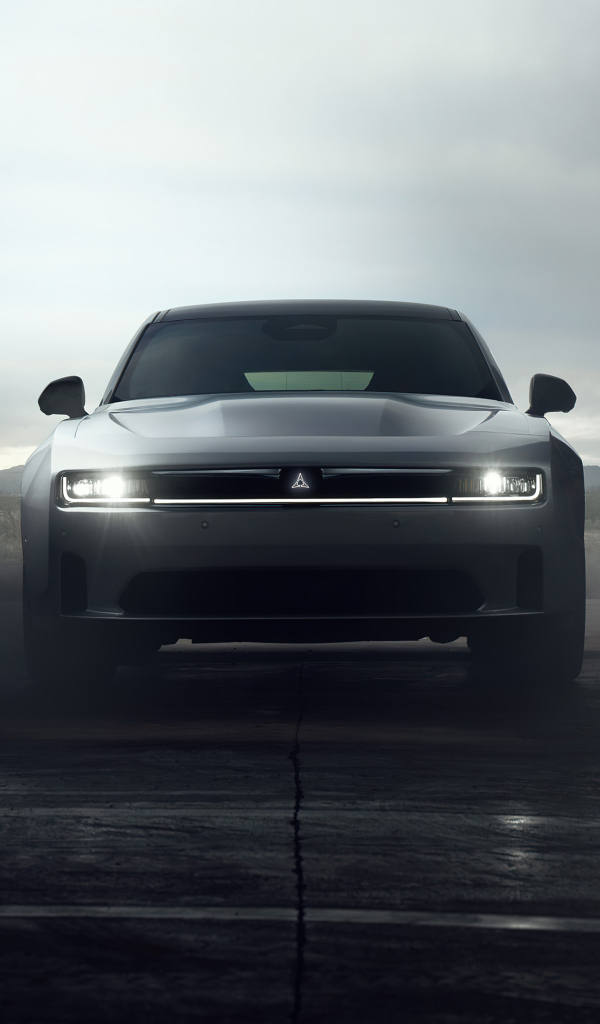 Серебристый автомобиль Dodge Charger Daytona Scat Pack 2024 года у ворот