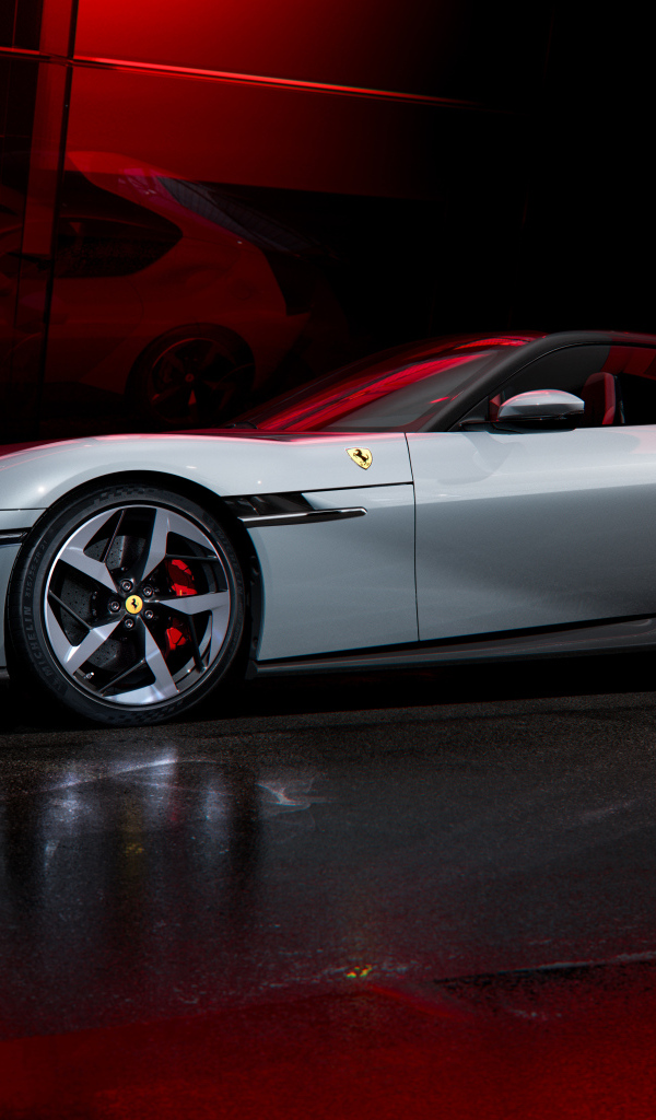 Дорогой серебристый автомобиль Ferrari 12Cilindri 2024 года