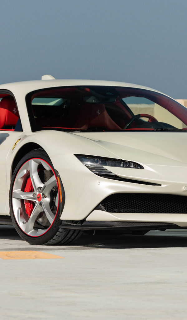 Быстрый белый автомобиль Ferrari SF90 Stradale