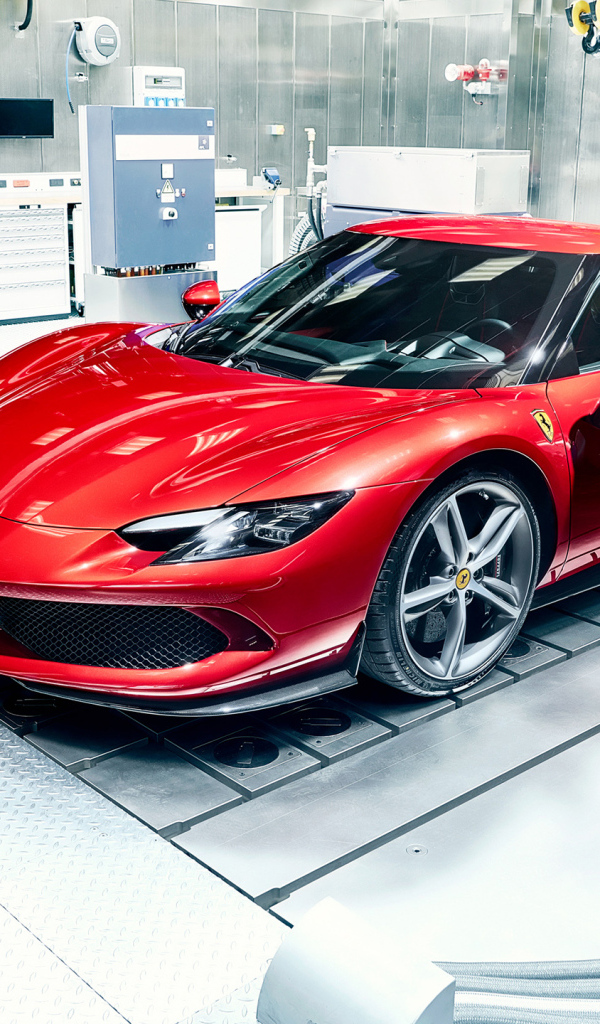 Вид спереди на красный автомобиль Ferrari 296 GTB