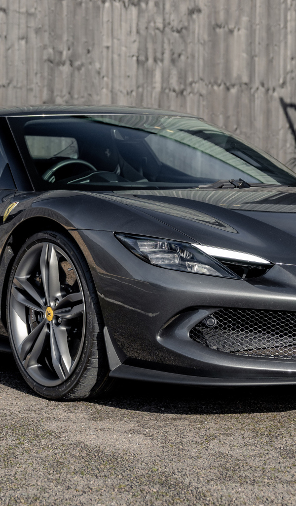 Серый быстрый автомобиль Ferrari 296 GTB