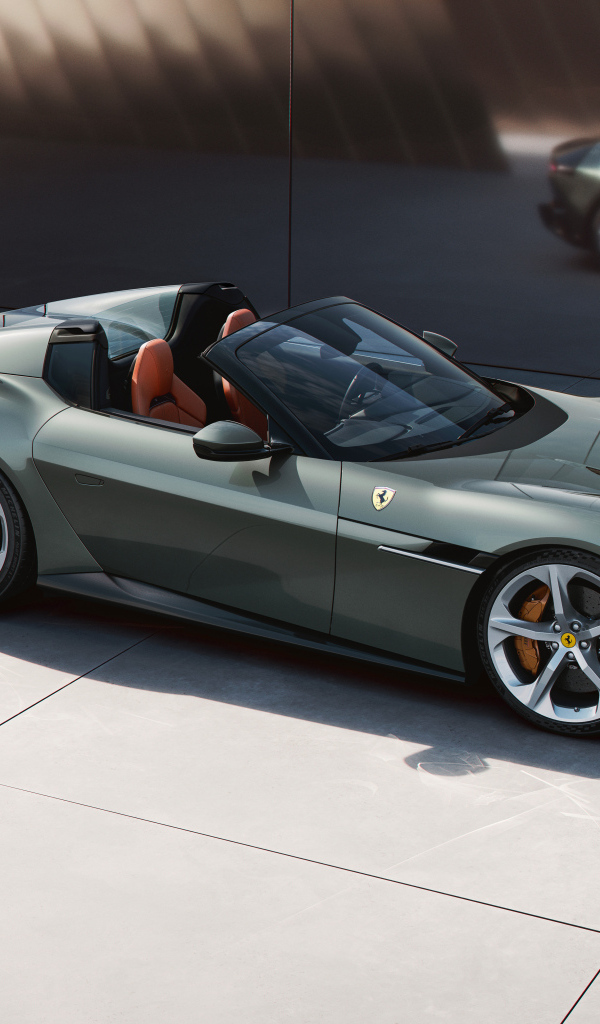 Зеленый автомобиль Ferrari 12Cilindri Spider 2024 года