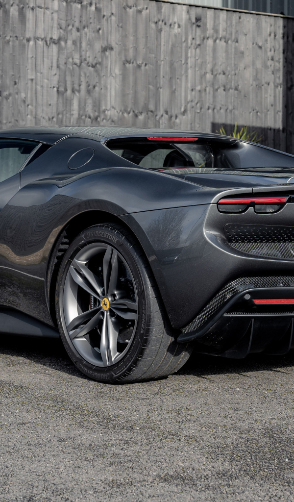 Вид сзади на автомобиль Ferrari 296 GTB