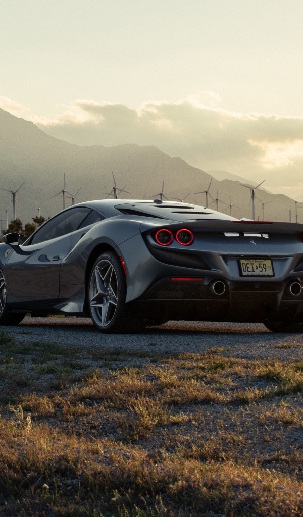 Вид сзади на автомобиль Ferrari F8 Tributo