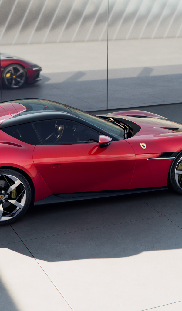 Красный автомобиль Ferrari 12Cilindri 2024 года у стены