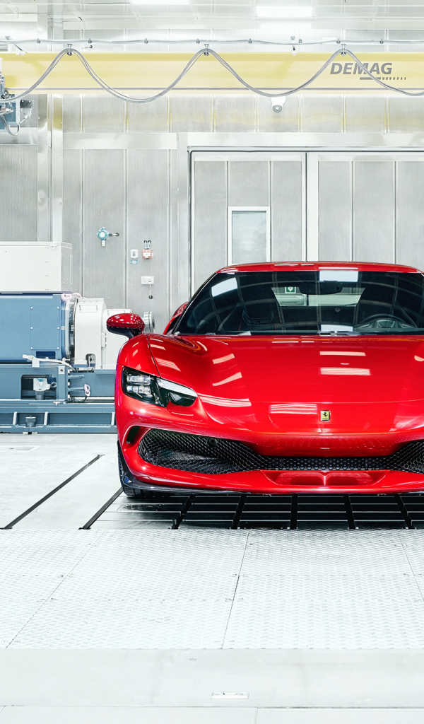 Красный автомобиль  Ferrari 296 GTB вид спереди