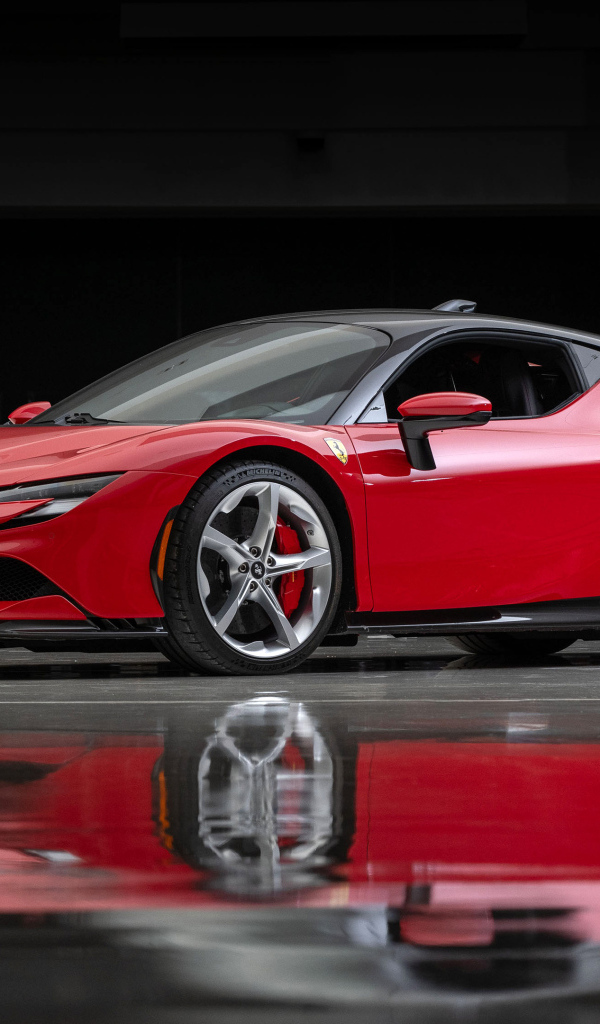 Красный автомобиль Ferrari SF90 Stradale