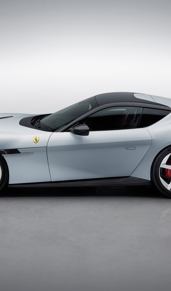 Вид сбоку на автомобиль Ferrari 12Cilindri 2024  года на сером фоне