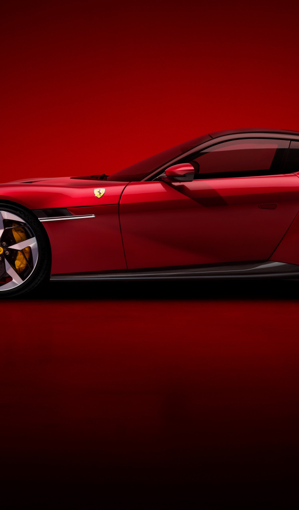 Вид сбоку на красный автомобиль Ferrari 12Cilindri 2024 года