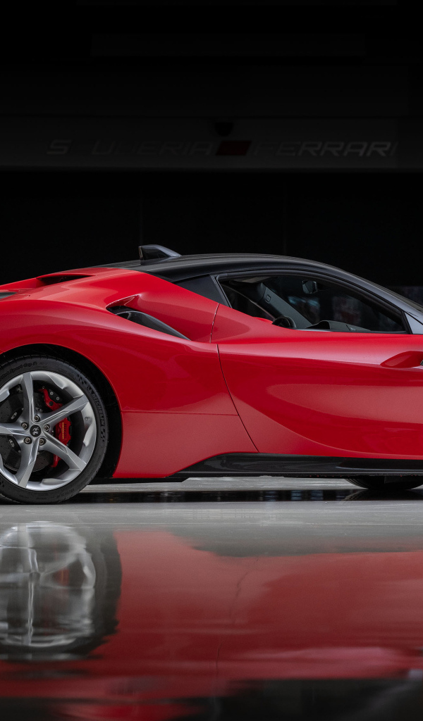 Вид сбоку на красный автомобиль Ferrari SF90 Stradale