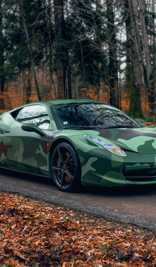 Стильный автомобиль Ferrari 458 Italia Tailor Made Army в лесу