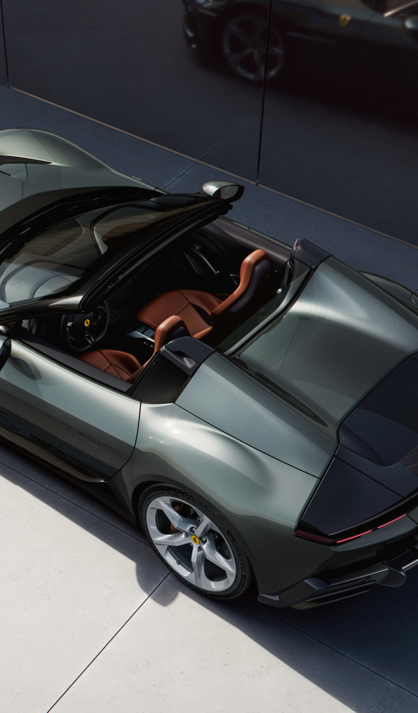 Вид сверху на автомобиль Ferrari 12Cilindri Spider 2024 года