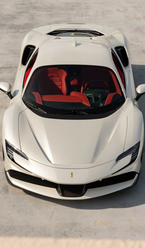 Белый автомобиль Ferrari SF90 Stradale