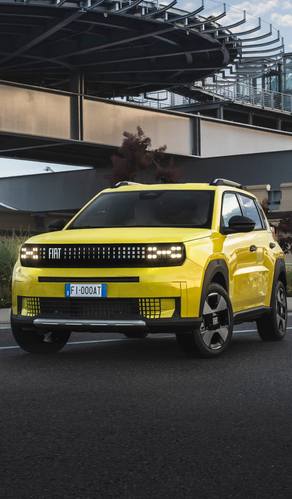 Желтый внедорожник Fiat Grande Panda Elettrica