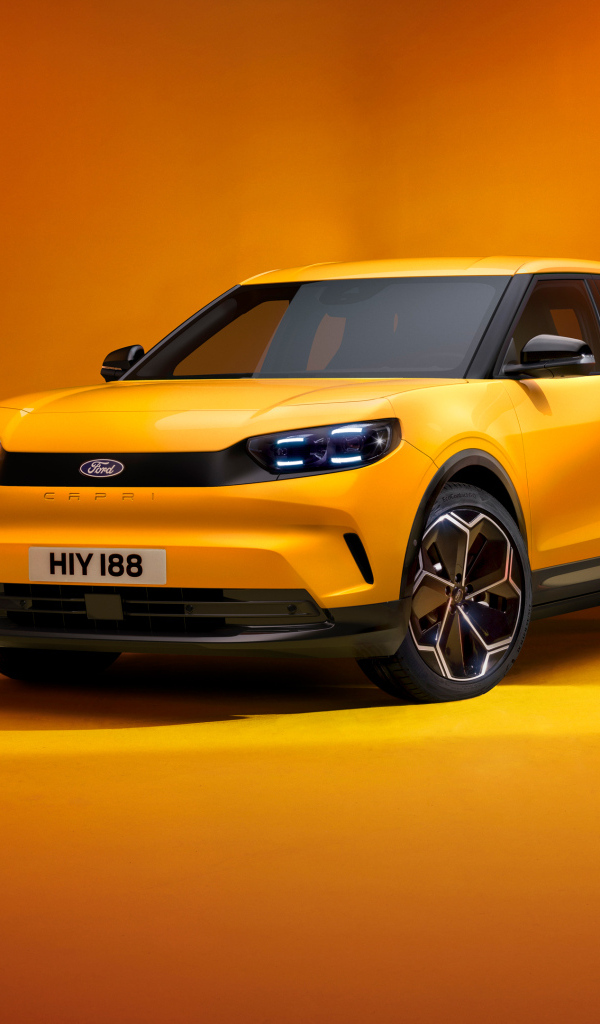 Автомобиль  Ford Capri 2024 года на оранжевом фоне