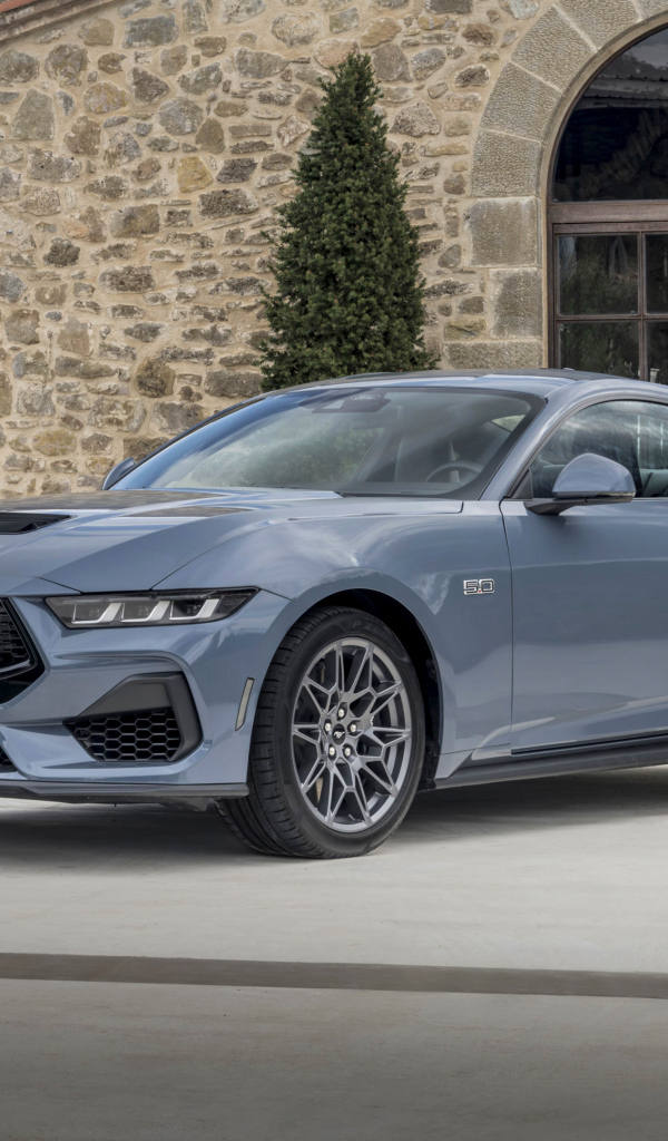 Автомобиль Ford Mustang GT 2024 года у дома