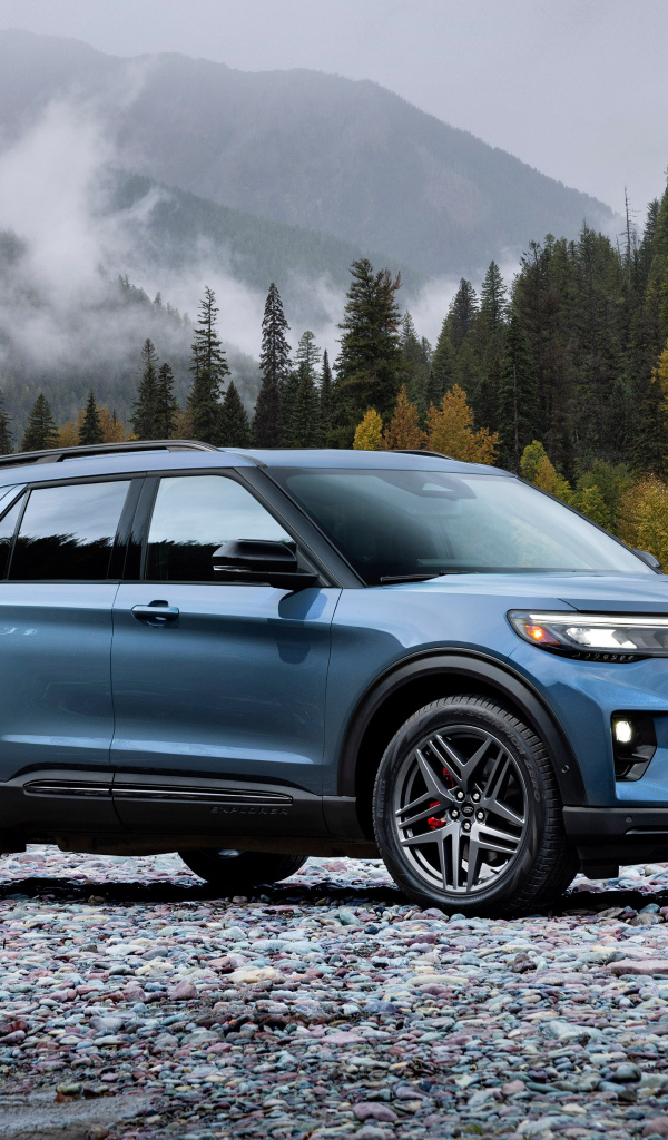 Внедорожник Ford Explorer ST 2025  года на фоне гор