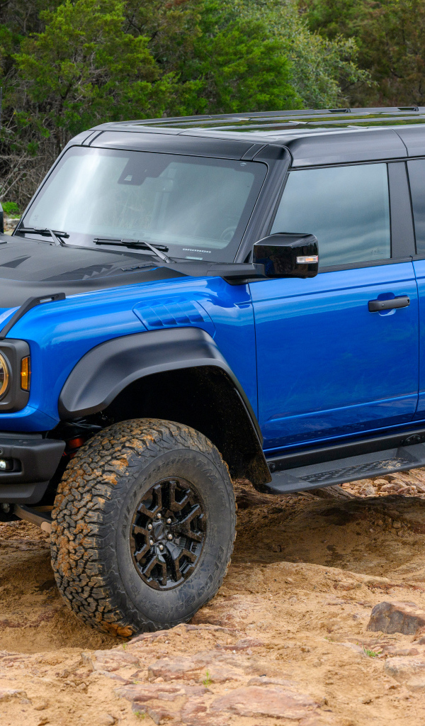 Синий автомобиль Ford Bronco Raptor Black Appearance Package 2024  года