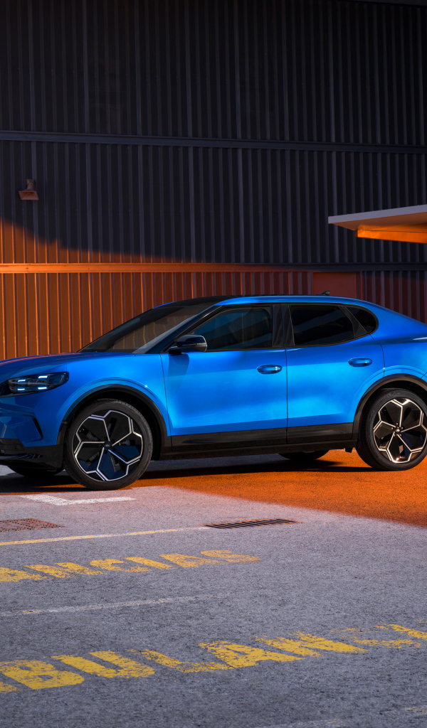 Синий автомобиль  Ford Capri 2024 года в городе