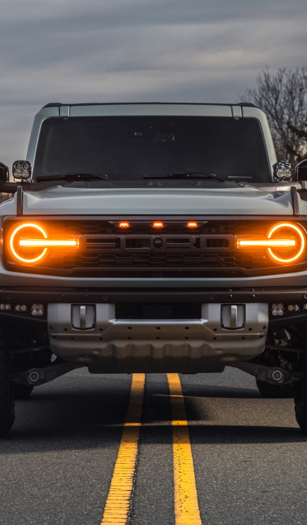 Включенные фары автомобиля Ford Bronco Raptor