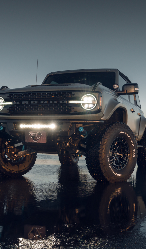 Автомобиль  Ford Bronco Vossen Wheels  на мокром асфальте