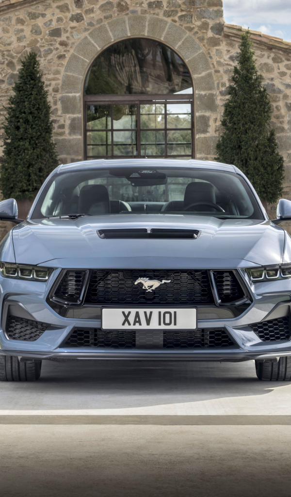 Вид спереди на автомобиль Ford Mustang GT 2024 года