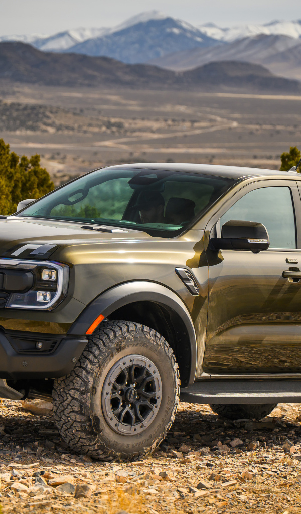 Зеленый пикап Ford Ranger Raptor 2024  года