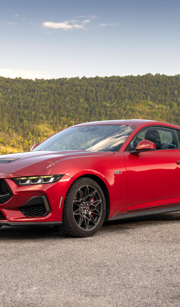 Красный автомобиль Ford Mustang GT 2024 года