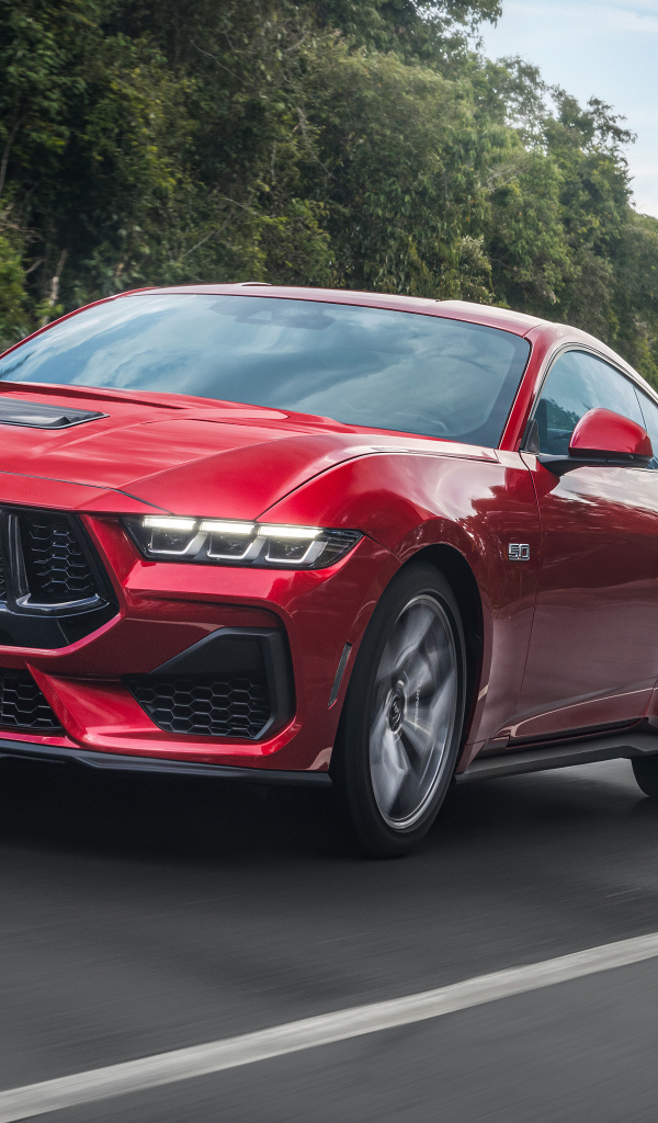 Красный автомобиль  Ford Mustang GT Performance 2024  года на дороге