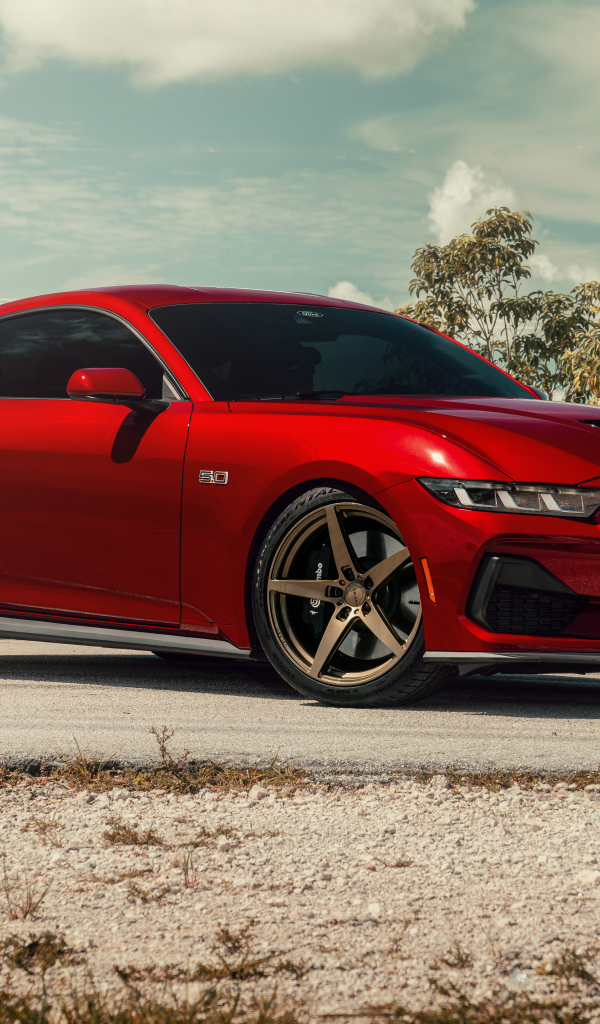 Красный Ford Mustang GT S650 на дороге