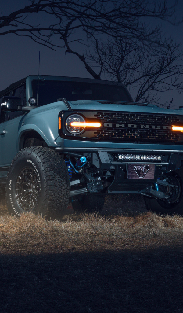 Внедорожник  Ford Bronco Vossen Wheels ночью