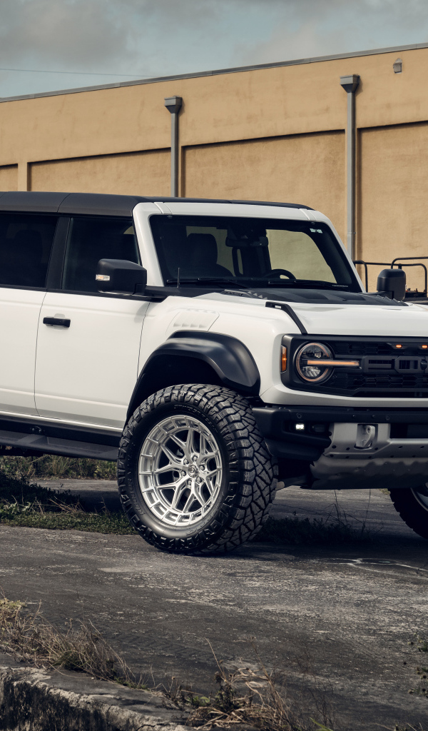 Белый джип Custom Ford Bronco Raptor
