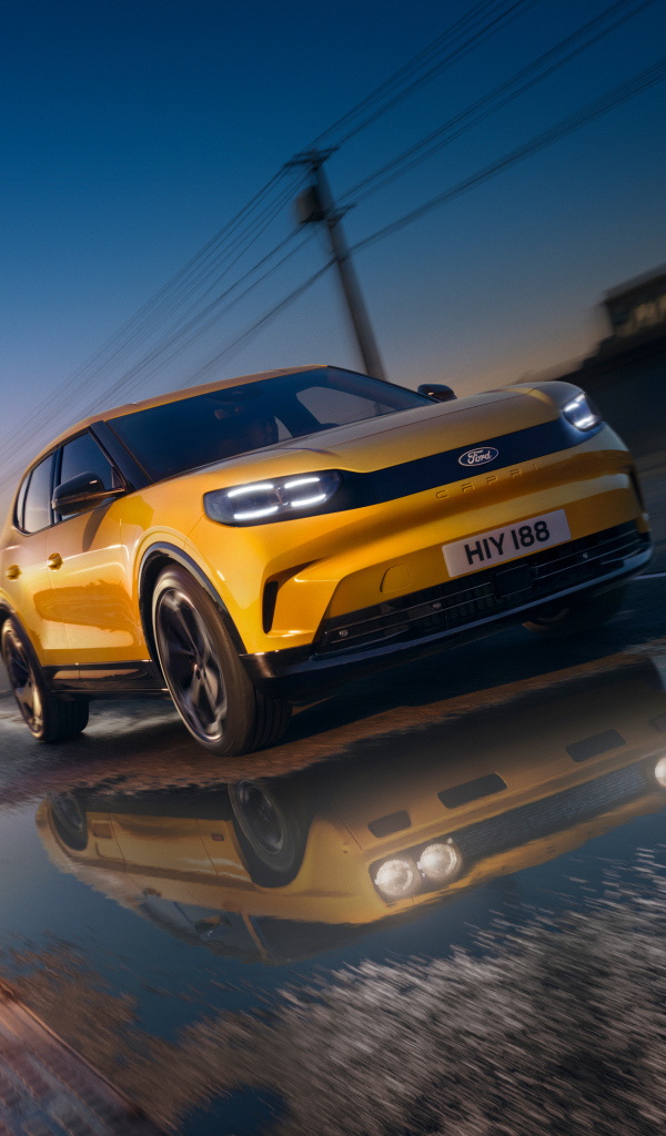 Желтый  Ford Capri 2024 года на мокрой дороге