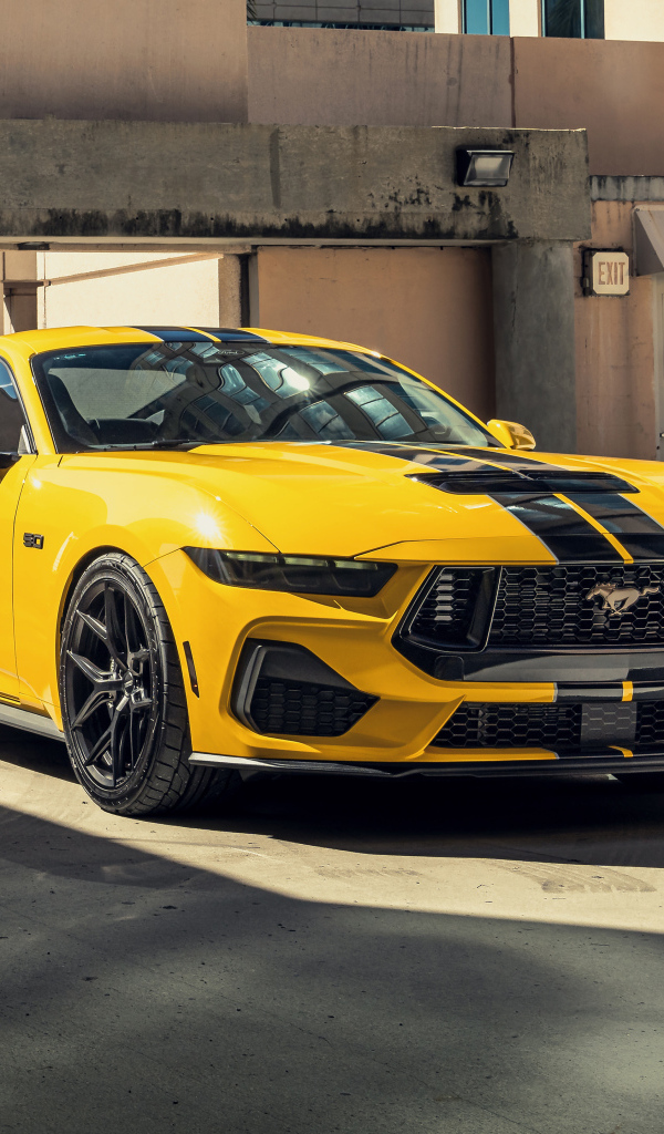 Желтый автомобиль Ford Mustang GT
