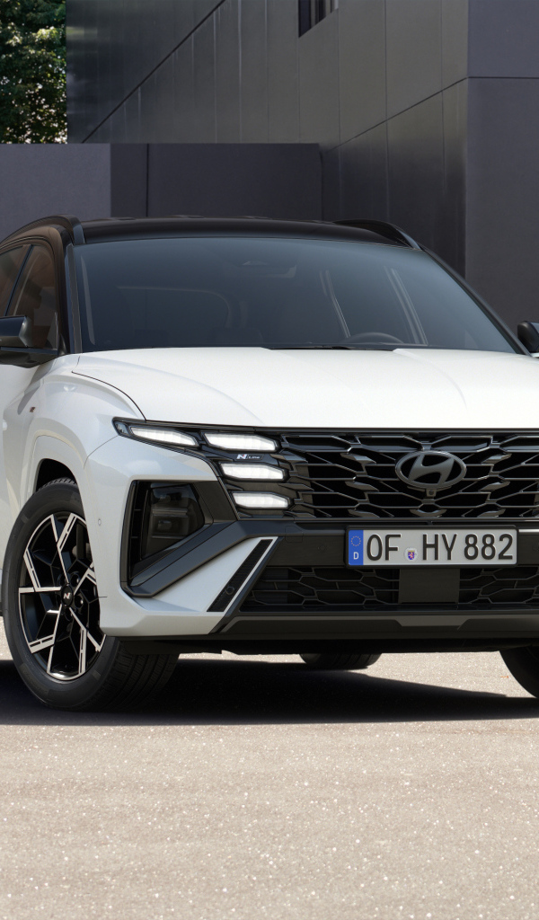 Белый автомобиль Hyundai Tucson N Line 2024 года