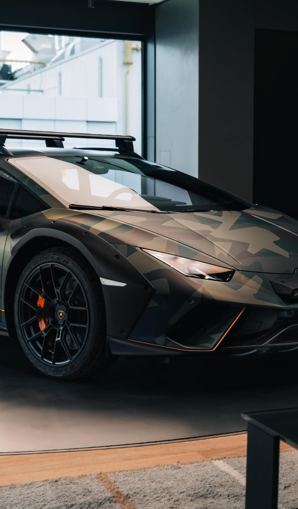 Автомобиль Lamborghini Huracán Sterrato All-Terrain Ad Personam 2024 года у ворот в здании