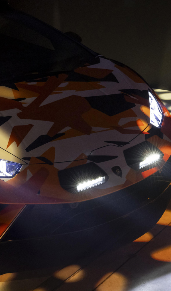 Автомобиль Lamborghini Huracán Sterrato All-Terrain Ad Personam 2024 года с включенными фарами