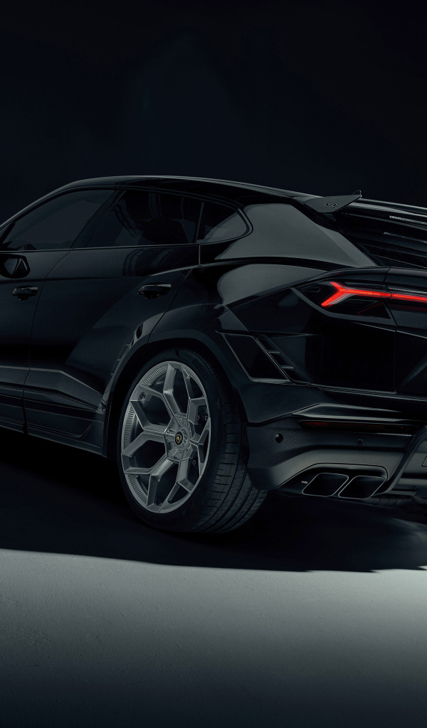 Черный автомобиль Lamborghini Urus  вид сзади