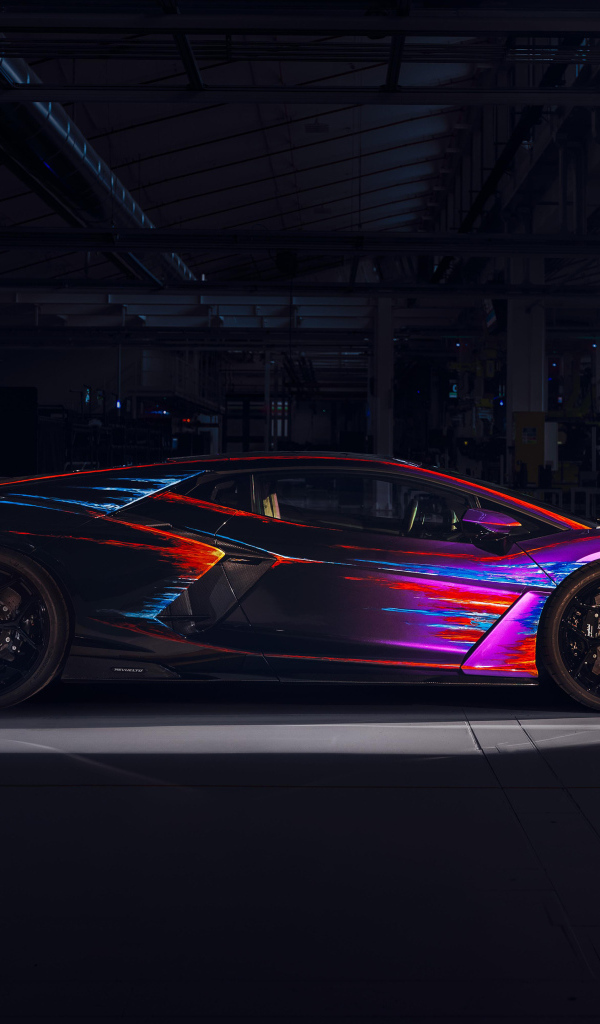 Яркий автомобиль Lamborghini Revuelto Opera Unica