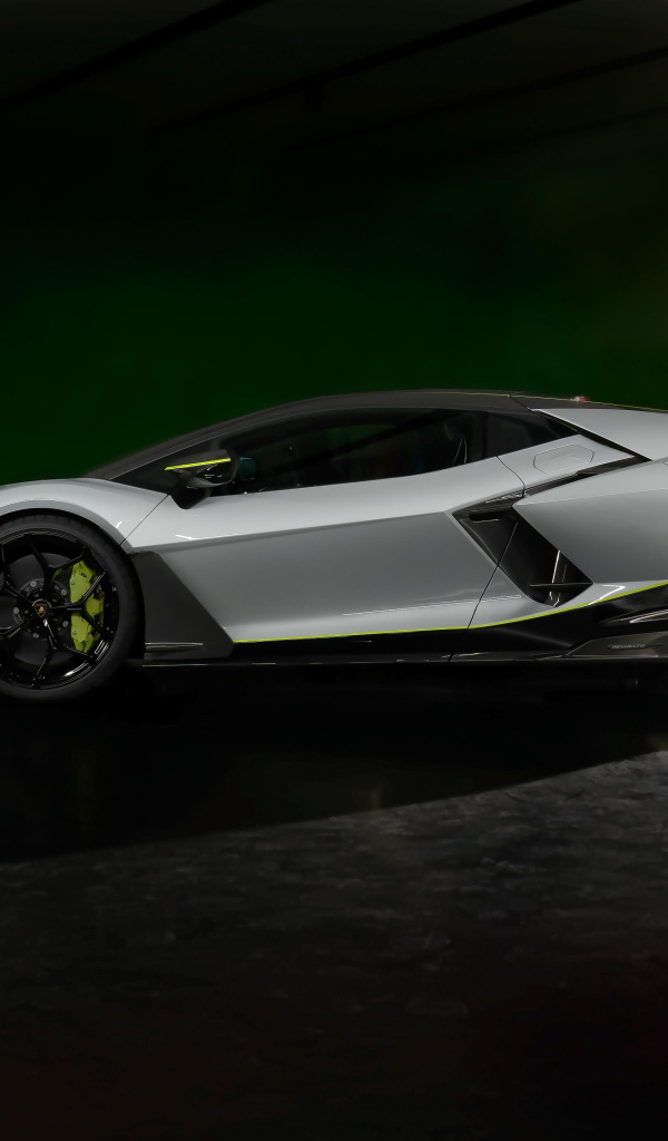 Быстрый автомобиль Lamborghini Revuelto At Lamborghini Arena 2024 года вид сбоку