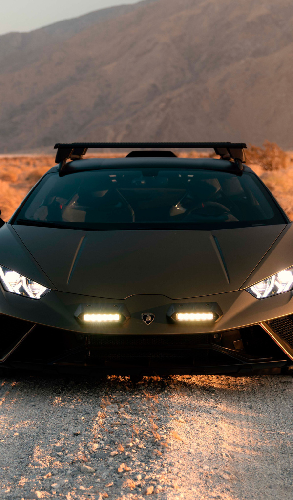 Вид спереди на автомобиль Lamborghini Huracán Sterrato 2024 года