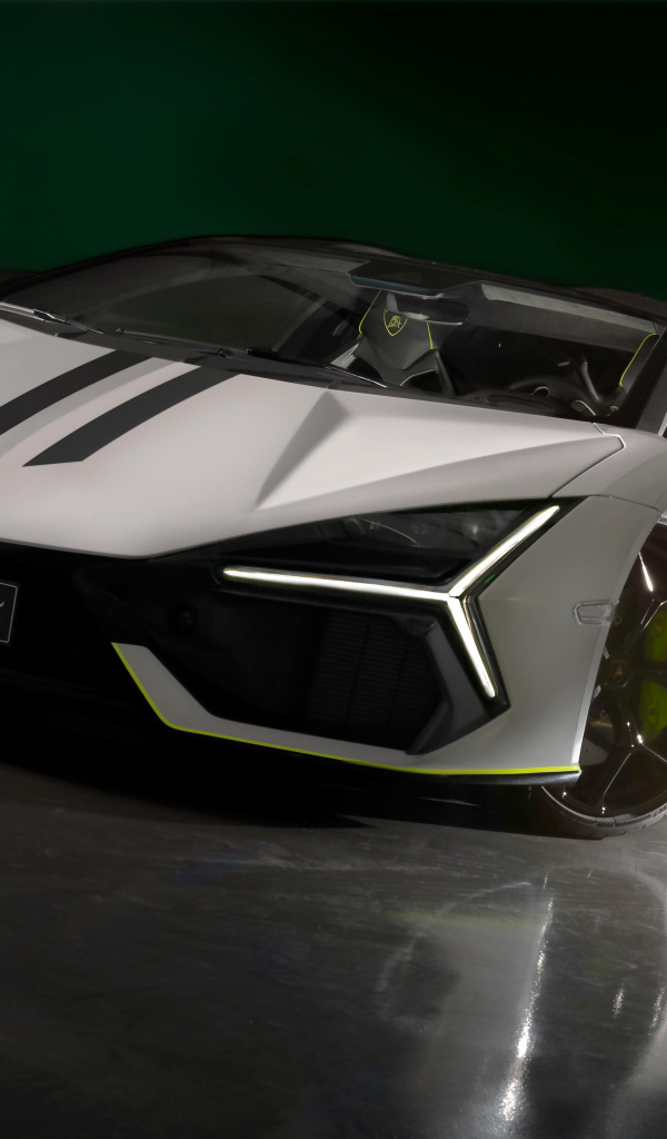 Вид спереди на автомобиль  Lamborghini Revuelto At Lamborghini Arena 2024 года