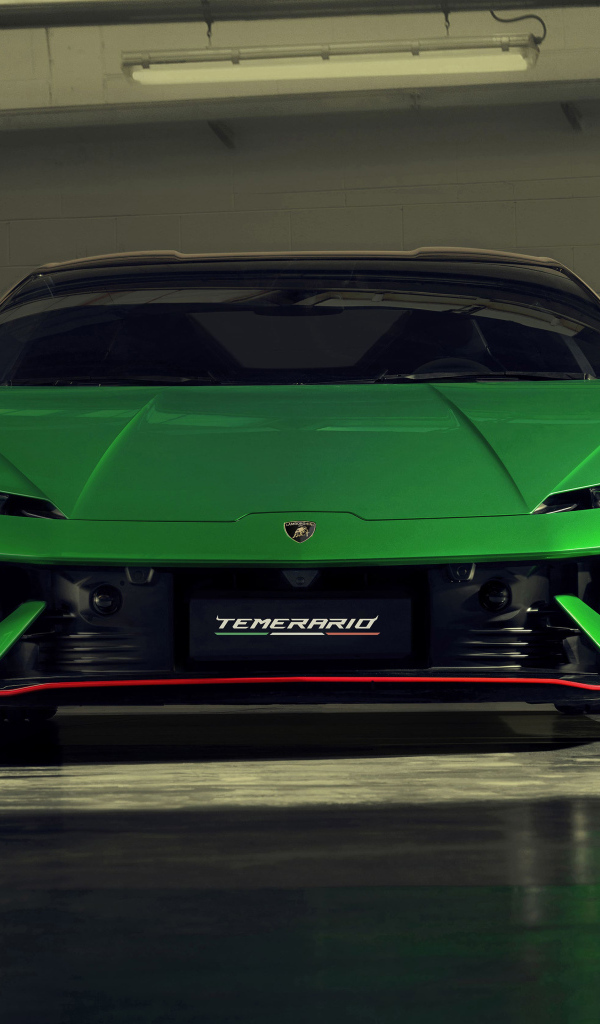 Вид спереди на зеленый спорткар Lamborghini Temerario Alleggerita