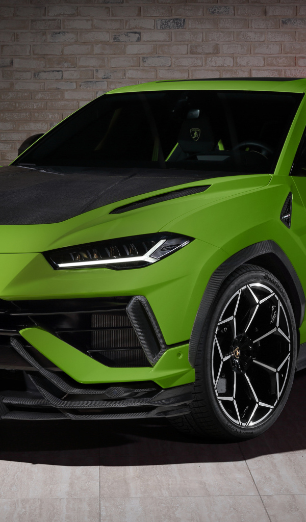Зеленый автомобиль Lamborghini Urus Performante 2024 года вид спереди
