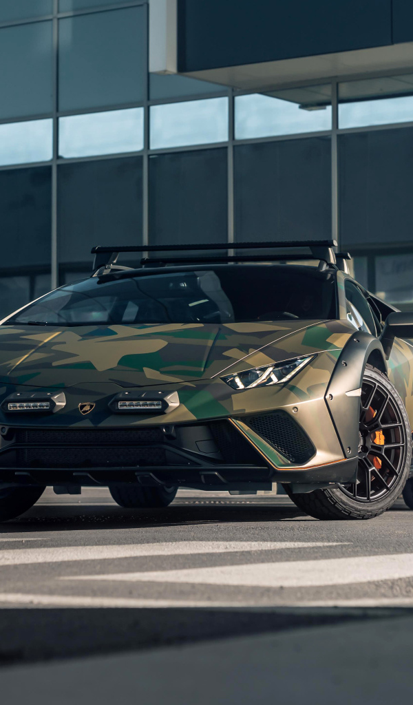 Автомобиль  Lamborghini Huracán Sterrato All-Terrain Ad Personam у здания