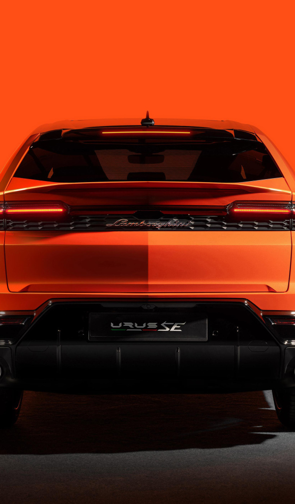 Автомобиль  Lamborghini Urus SE Plug-In Hybrid вид сзади