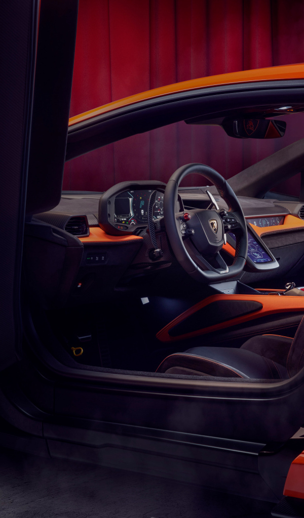 Открытая дверь в автомобиле Lamborghini Revuelto