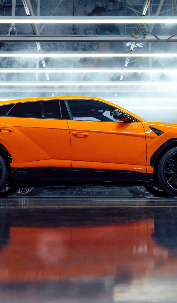 Оранжевый автомобиль Lamborghini Urus SE Plug-In Hybrid Super SUV вид сбоку