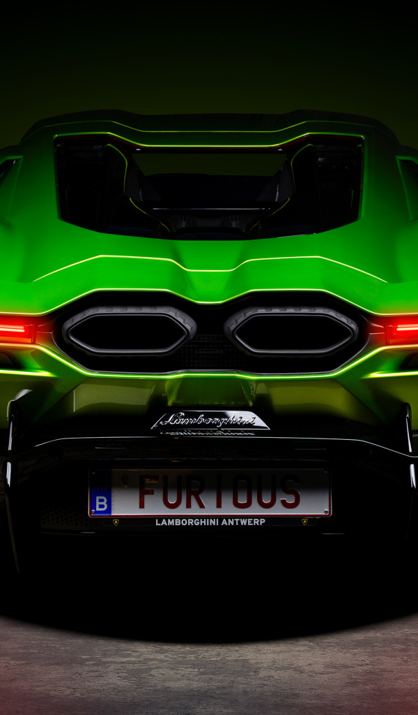 Вид сзади на зеленый автомобиль Lamborghini Revuelto